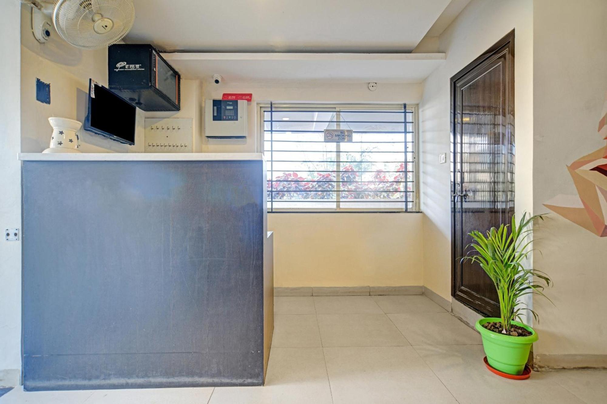 Hotel Collection O The Eternity Near Lig Sqaure Indore Exterior foto