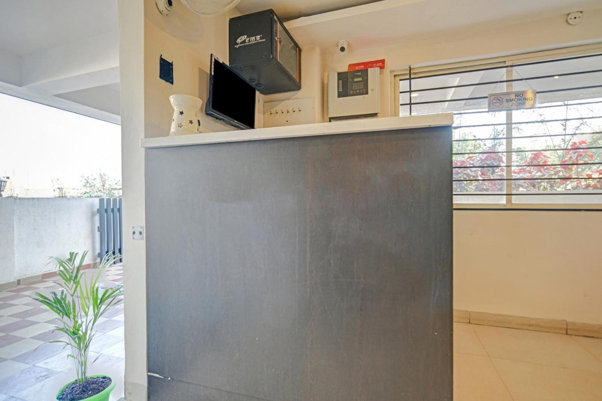 Hotel Collection O The Eternity Near Lig Sqaure Indore Exterior foto